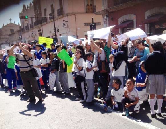 Se niegan diputados michoacanos a recibir a padres de familia agredidos 