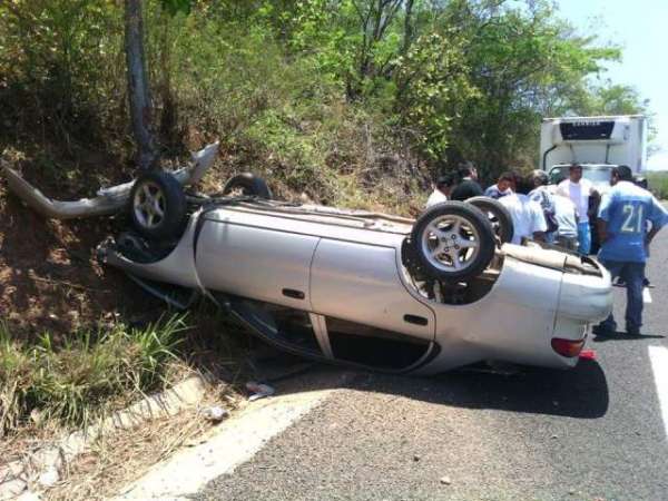 Lesionados dos adultos mayores tras volcadura sobre la Zihuatanejo - Lázaro Cárdenas - Foto 0 