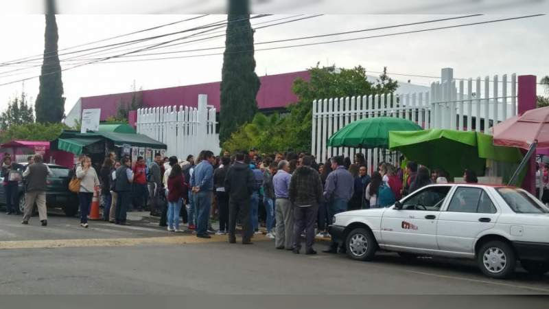 Normalistas toman la Secretaría de Educación en Morelia 