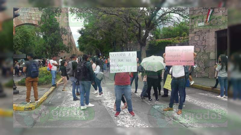 Normalistas realizan bloqueo a la altura de Las Tarascas en Morelia - Foto 0 
