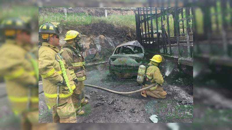Se incendian dos vehículos luego de chocar en la Autopista Siglo XXI