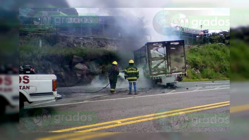 Se incendian dos vehículos luego de chocar en la Autopista Siglo XXI - Foto 2 
