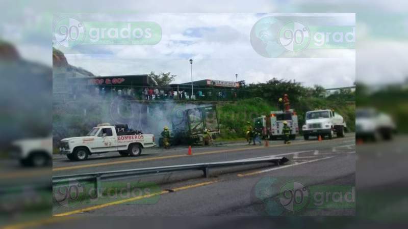 Se incendian dos vehículos luego de chocar en la Autopista Siglo XXI - Foto 3 