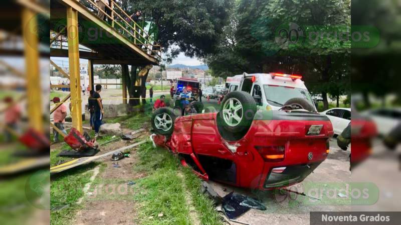 Vuelca vehículo, hay dos heridos en Morelia, Michoacán 