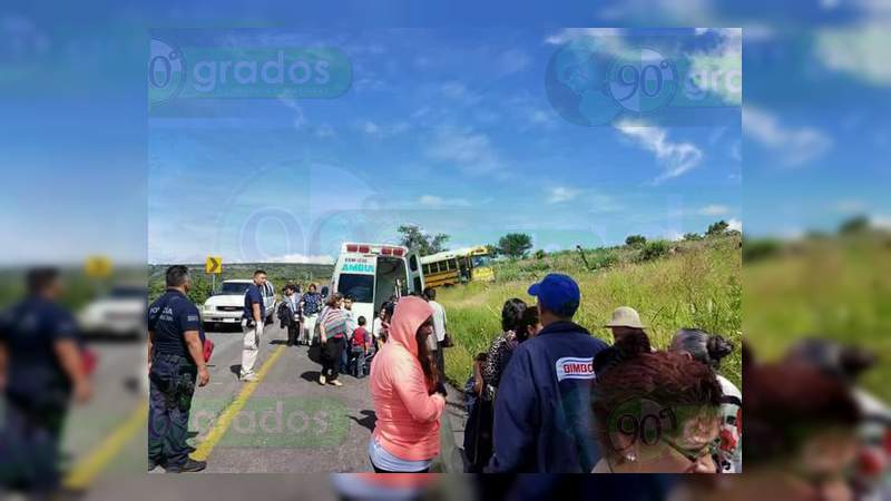 Camión con 40 pasajeros se queda sin frenos en la carretera Jiquilpan – Colima  - Foto 0 