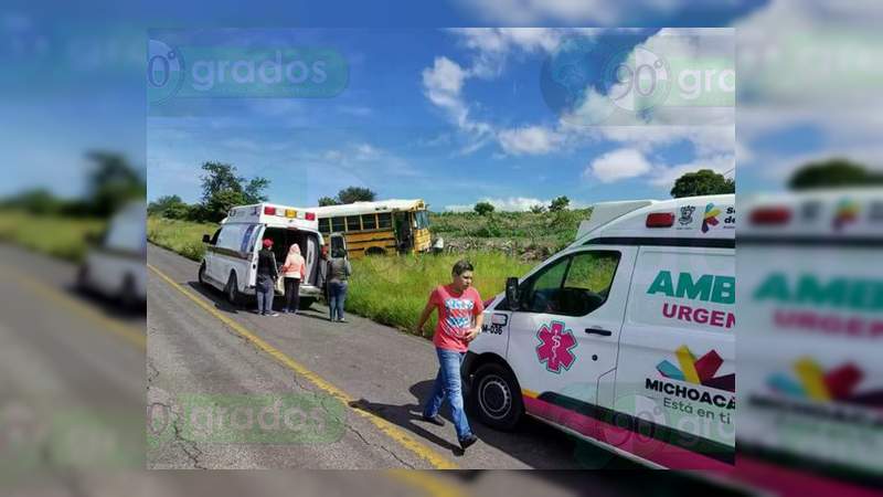 Camión con 40 pasajeros se queda sin frenos en la carretera Jiquilpan – Colima  - Foto 1 