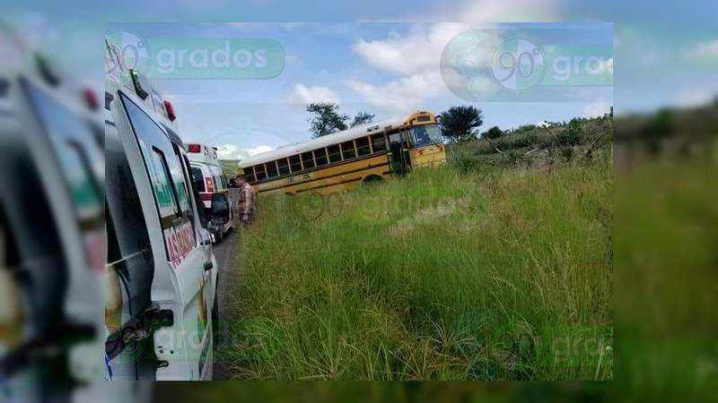 Camión con 40 pasajeros se queda sin frenos en la carretera Jiquilpan – Colima  - Foto 2 