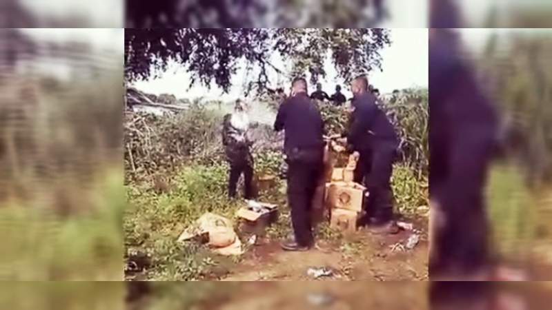 Denuncian a policías de Apatzingán por robar camión de cerveza y humillar a mujer policía - Foto 0 
