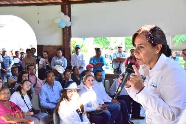 Luisa María Calderón se compromete con habitantes de Tarímbaro, Michoacán 