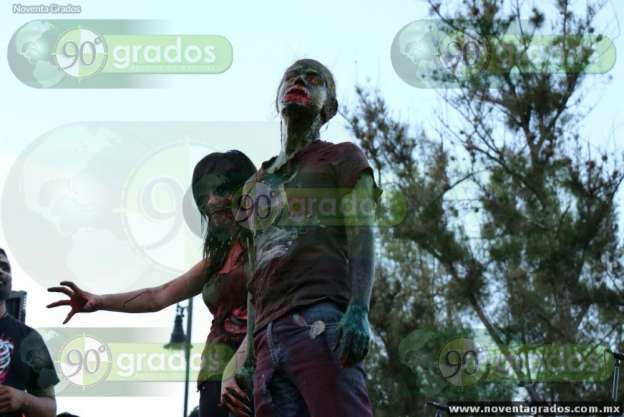 Desfilan zombies por calles de Morelia - Foto 9 