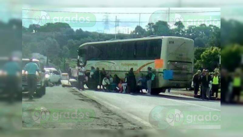 Comuneros de Carapan bloquean la carretera Morelia –Jiquilpan  - Foto 0 