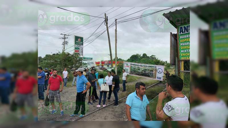 Profesores se manifiestan en Lázaro Cárdenas, Michoacán - Foto 0 