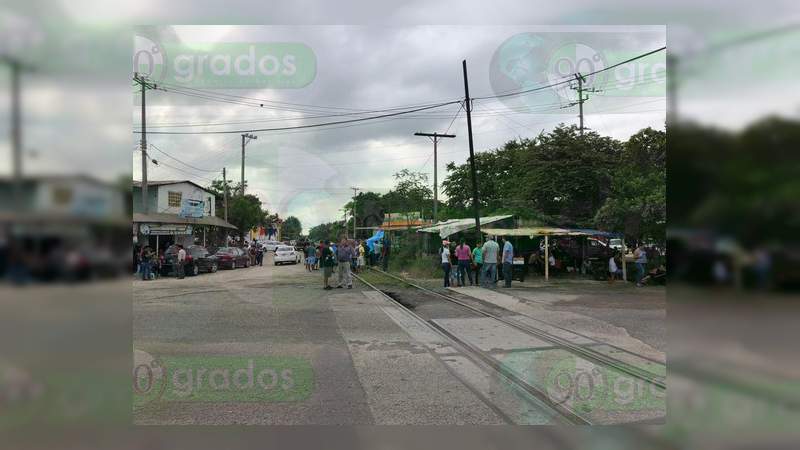 Profesores se manifiestan en Lázaro Cárdenas, Michoacán - Foto 1 