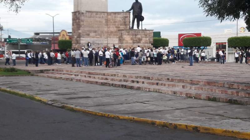 Integrantes de la SNTE se congregan en el Monumento a Lázaro Cárdenas 