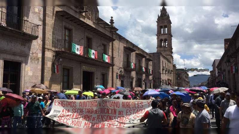 Marcha de la CNTE llega a Palacio de Gobierno 