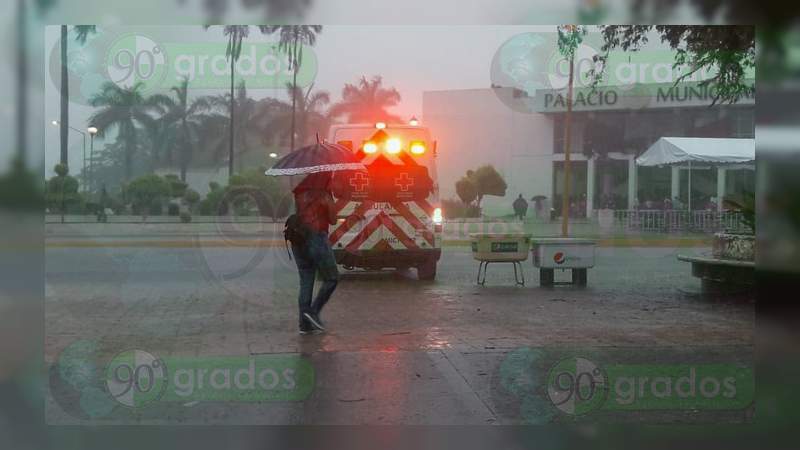 Por mal tiempo, cancelan desfile cívico militar en Lázaro Cárdenas - Foto 2 