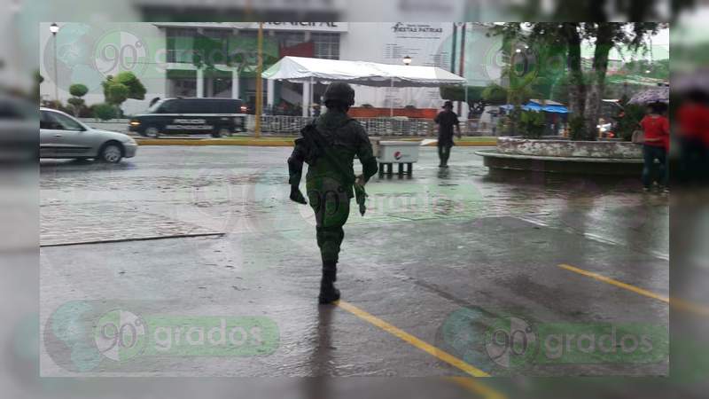 Por mal tiempo, cancelan desfile cívico militar en Lázaro Cárdenas - Foto 3 