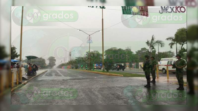 Por mal tiempo, cancelan desfile cívico militar en Lázaro Cárdenas - Foto 4 