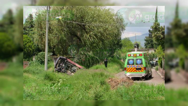 Mueren dos hombres tras volcar una camioneta en Zamora, Michoacán - Foto 1 