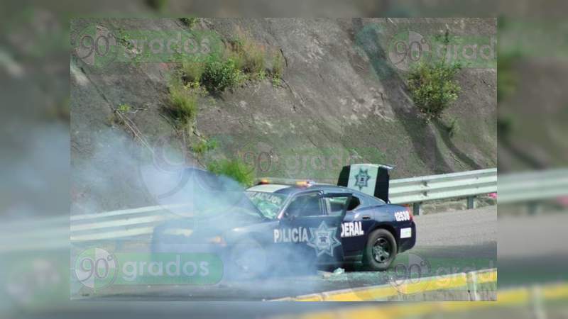 Normalistas de Ayotzinapa bloquean la Autopista del Sol e intentan retener a policía - Foto 0 