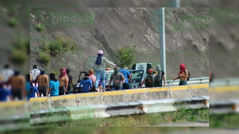 Normalistas de Ayotzinapa bloquean la Autopista del Sol e intentan retener a policía - Foto 1 