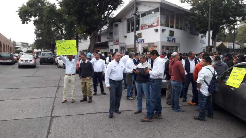 Integrantes del Colegio de Bachilleres bloquean la avenida Ventura Puente 