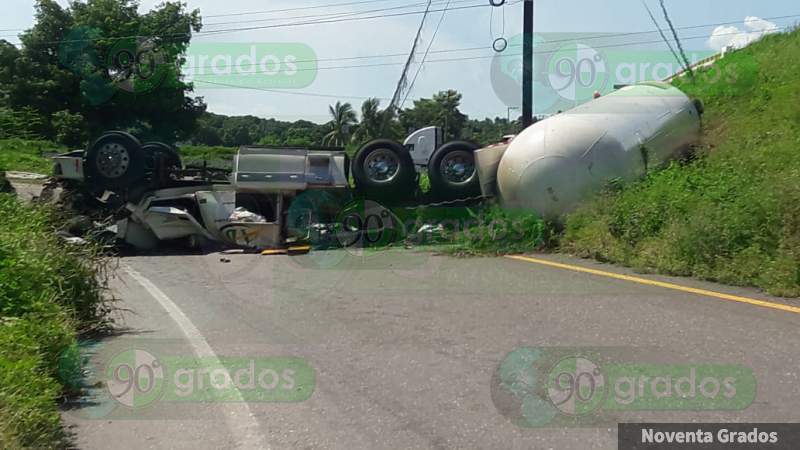 Volcadura de pipa con amoníaco deja un muerto en La Unión, Guerrero - Foto 1 