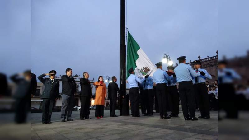 Realizan en Morelia Izamiento de la Bandera Nacional a media asta, en conmemoración del sismo ocurrido el 19 de Septiembre de 1985  - Foto 1 