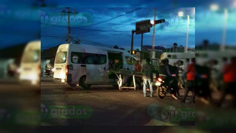 Chocan combi y camioneta en Zitácuaro; hay cuatro lesionados - Foto 0 