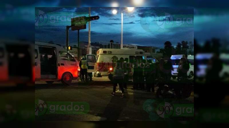 Chocan combi y camioneta en Zitácuaro; hay cuatro lesionados - Foto 1 
