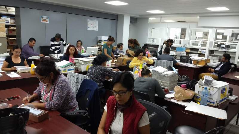 Secretaría de Educación paga bonos a trabajadores estatales de Michoacán  
