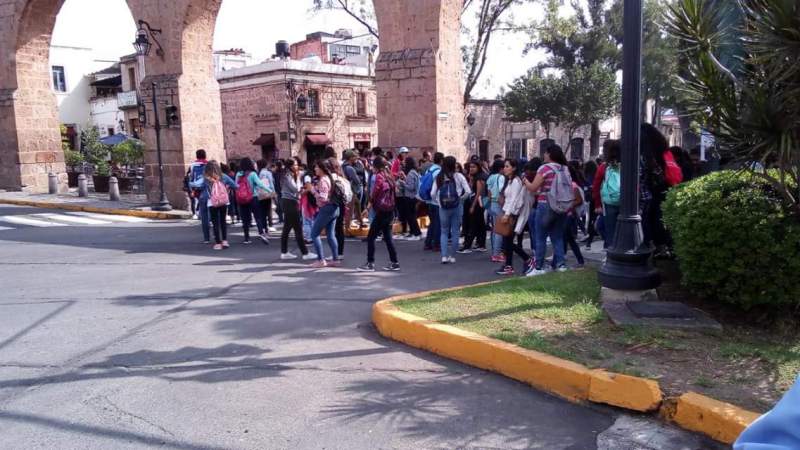 Normalistas bloquean la avenida Madero en Morelia 