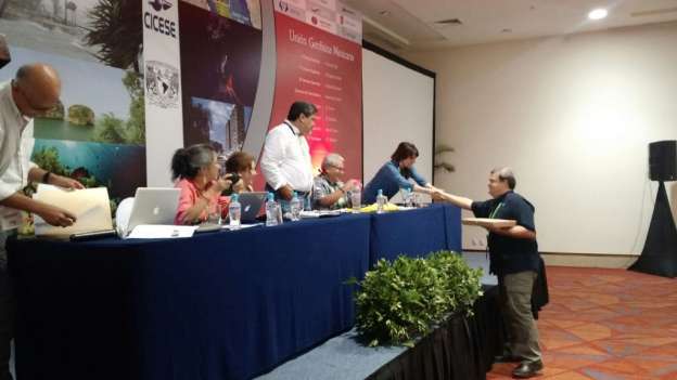 Investigador de la UNAM Campus Morelia, galardonado del premio maestro año  