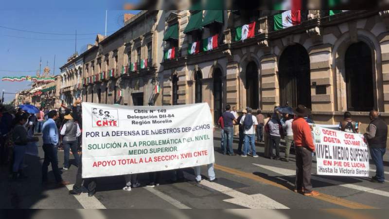 Docentes se manifiestan en el Congreso del Estado 