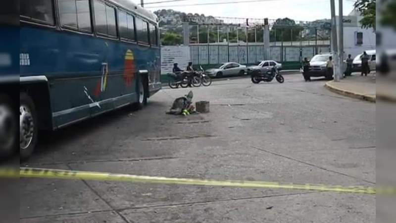 Ejecutan y tiran a individuo sobre la vía rápida en Acapulco, Guerrero  