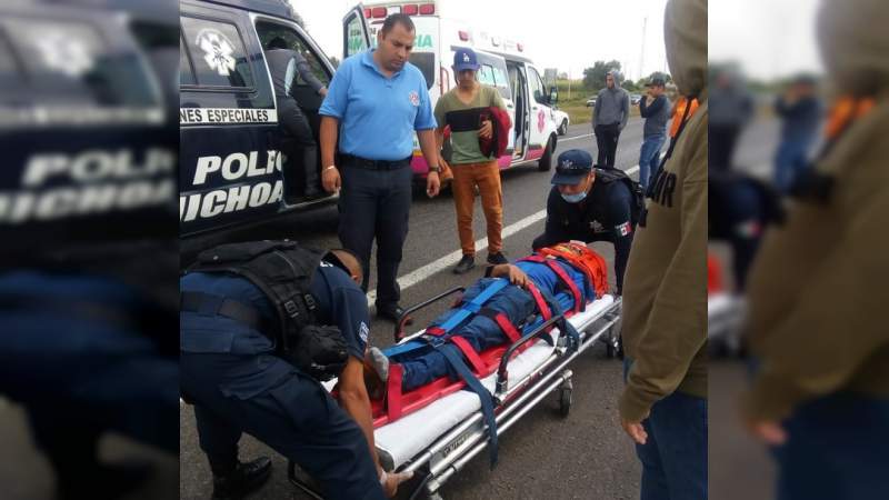 Michoacán: Atropellan a dos normalistas sobre la Morelia - Pátzcuaro, detienen a responsable  - Foto 0 