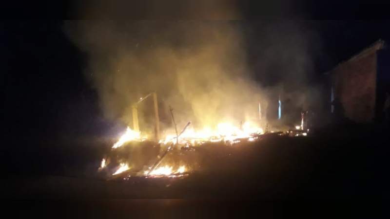 Incendio de casa causa emergencia en Zitácuaro, Michoacán - Foto 0 