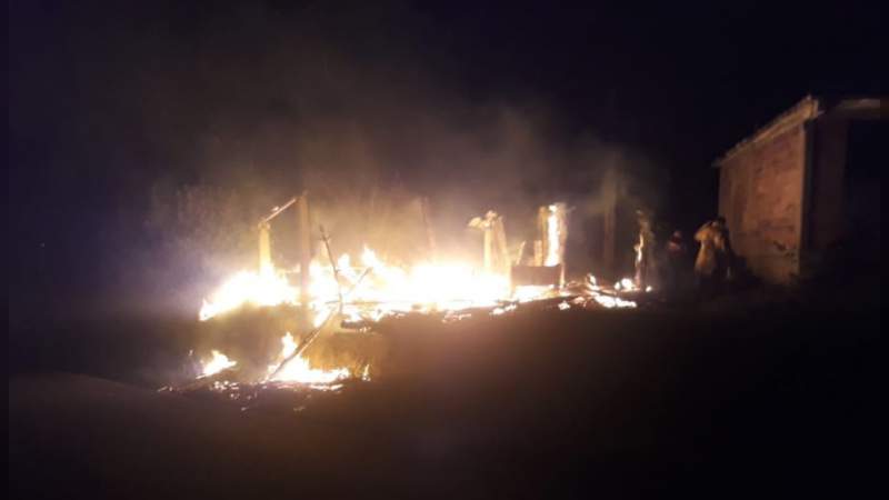 Incendio de casa causa emergencia en Zitácuaro, Michoacán - Foto 1 