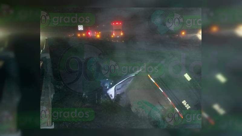 28 heridos al volcar autobús en Vista Hermosa, Michoacán - Foto 1 
