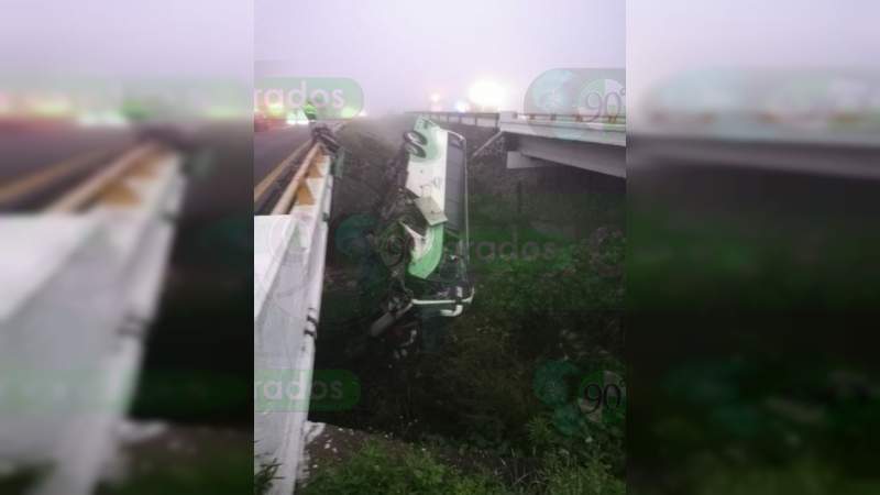 28 heridos al volcar autobús en Vista Hermosa, Michoacán - Foto 2 