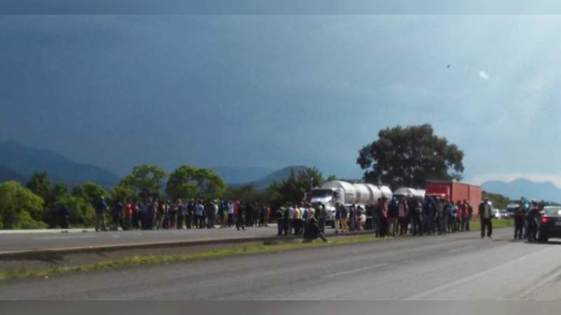 Normalistas retienen vehículos en Tiripetío 