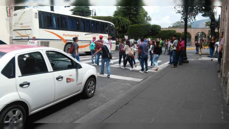 Normalistas bloquean las avenidas Madero y Acueducto 