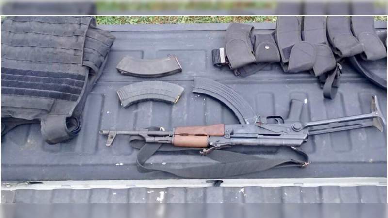 Aseguran SSP y Sedena, vehículo con armas largas en Tangancícuaro 
