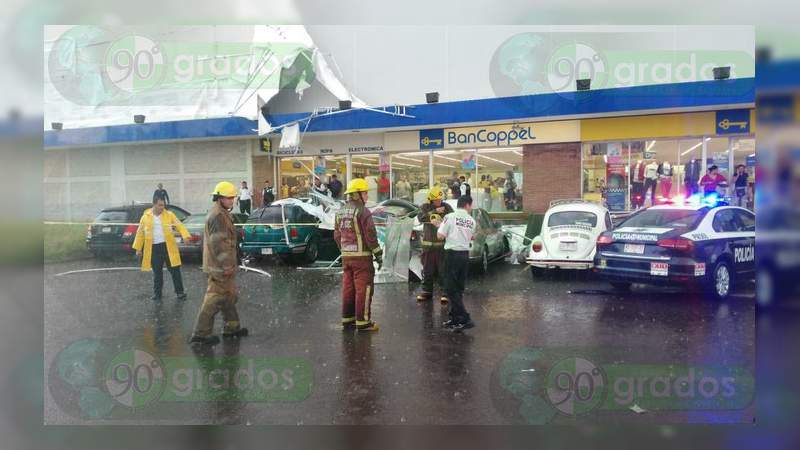 Colapsa fachada de Coppel sobre seis coches en Morelia - Foto 0 