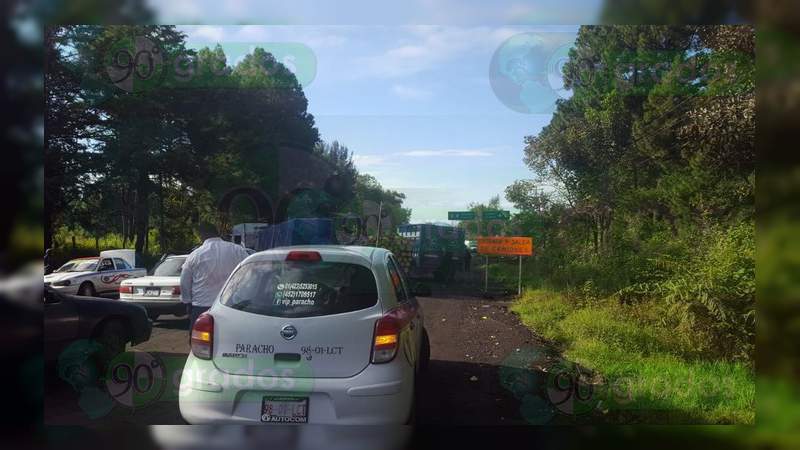 Comuneros bloquean la carretera Uruapan – Carapan - Foto 0 