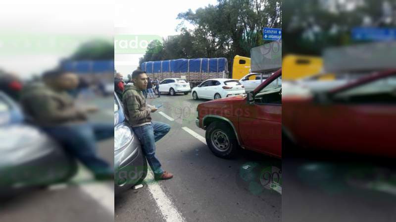 Comuneros bloquean la carretera Uruapan – Carapan - Foto 1 