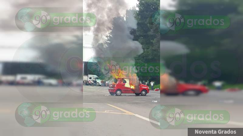 Comuneros queman un coche en la carretera Uruapan - Carapan 
