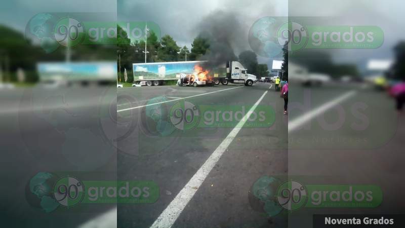 Comuneros de Capácuaro queman vehículos, exigen al gobierno de Michoacán obras para sus comunidades - Foto 1 