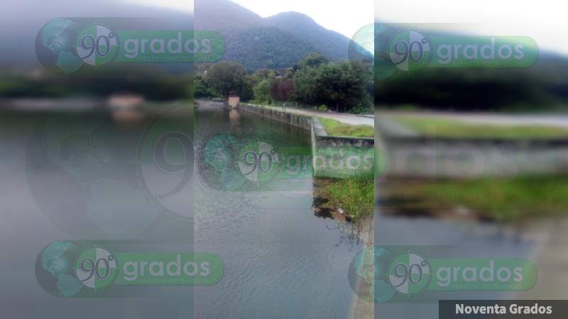 Saturación de presa en Zitácuaro provoca inundaciones - Foto 2 