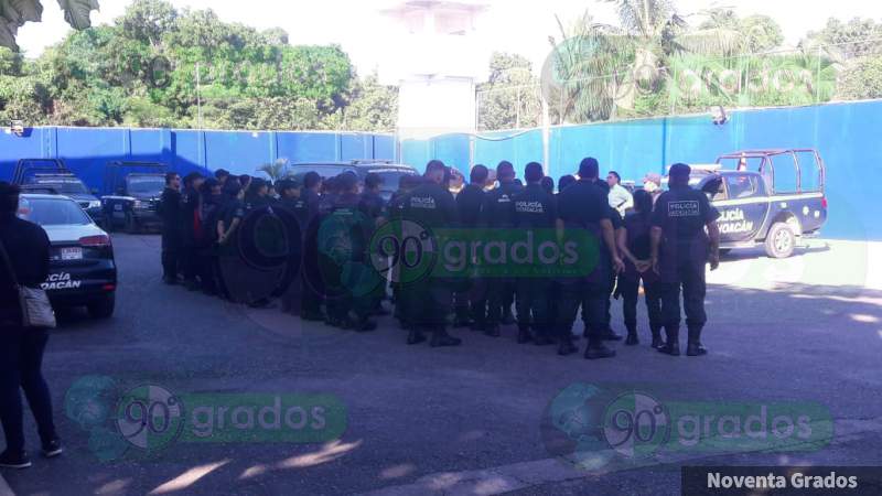 Policías de Lázaro Cárdenas en paro por ratificación del Director de Seguridad Pública - Foto 1 